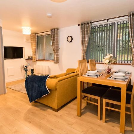 1 Bedroom Newton Apartment Wigan, Free Private Parking, Free WiFi, Garden Buitenkant foto