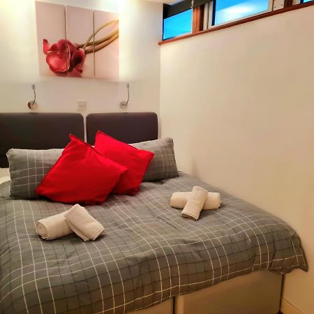 1 Bedroom Newton Apartment Wigan, Free Private Parking, Free WiFi, Garden Buitenkant foto
