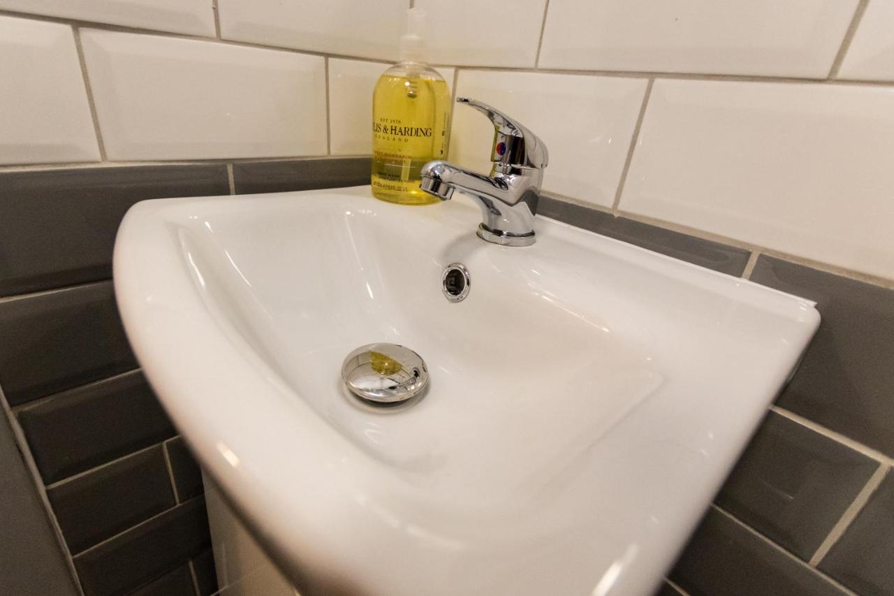1 Bedroom Newton Apartment Wigan, Free Private Parking, Free WiFi, Garden Buitenkant foto